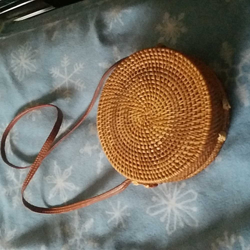 Round wicker purse